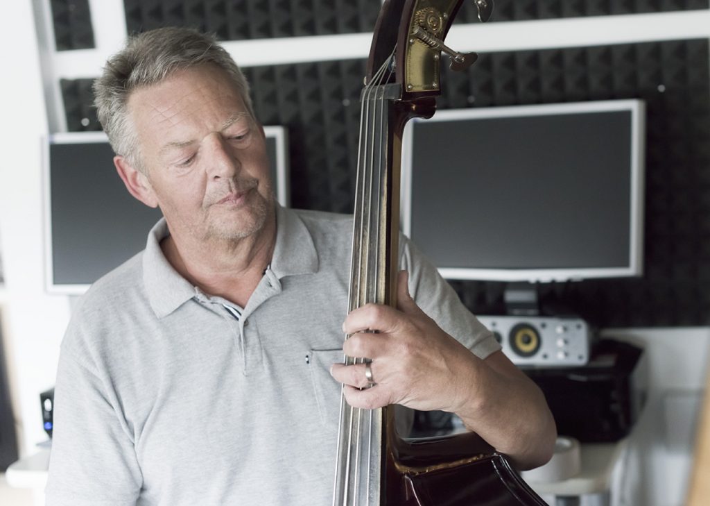 Søren fra Horsens lærer nye grooves på kontrabas i studiet hos Henrik Deleuran © 2017. Copyright by Koldsø Fotografi