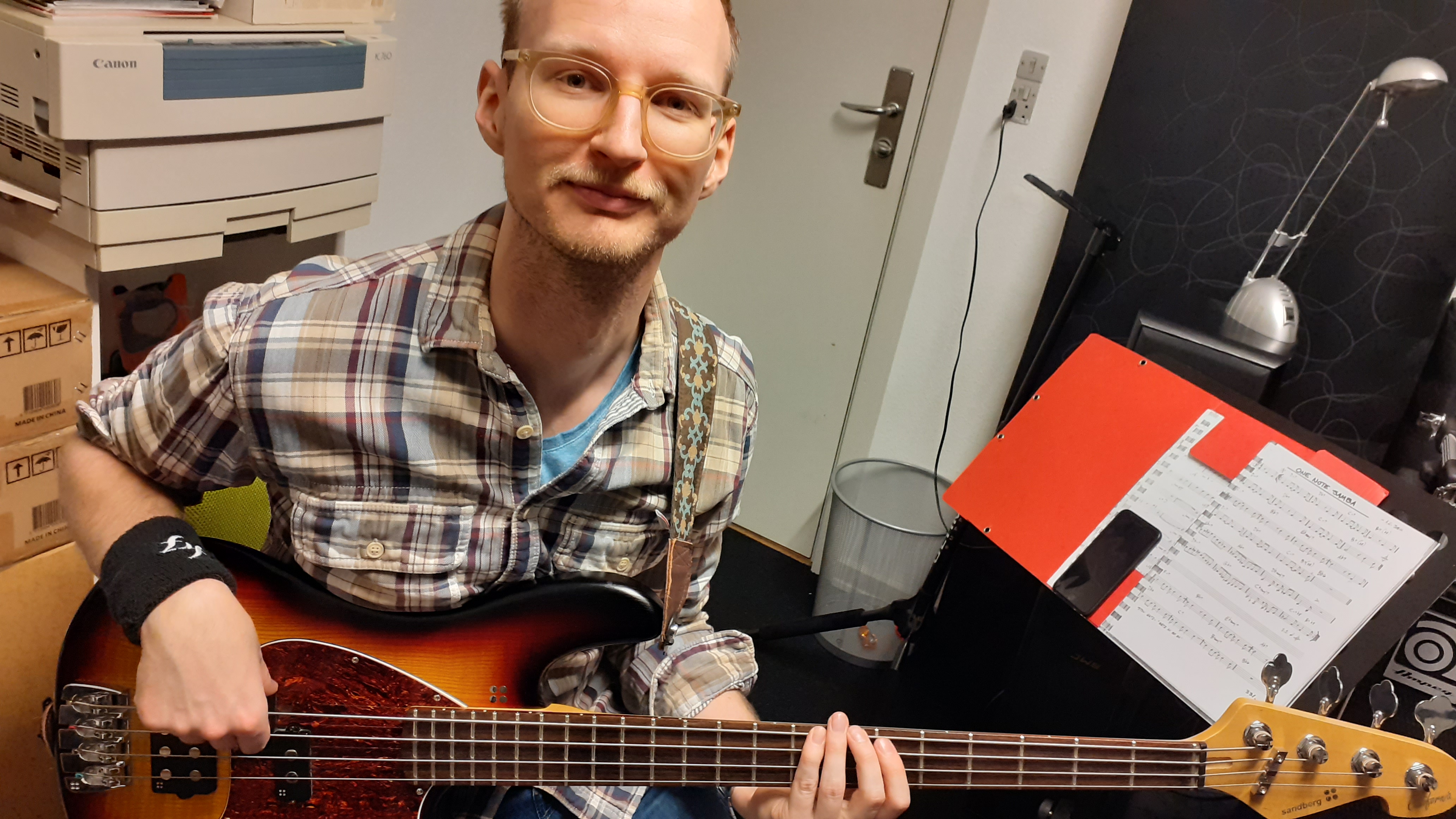 Martin modtager undervisning i elektrisk bas hos Henrik Deleuran og kommer altid hjem, som en bedre musiker.